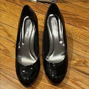 comfort plus by Predictions Black Patent Round Toe Heels